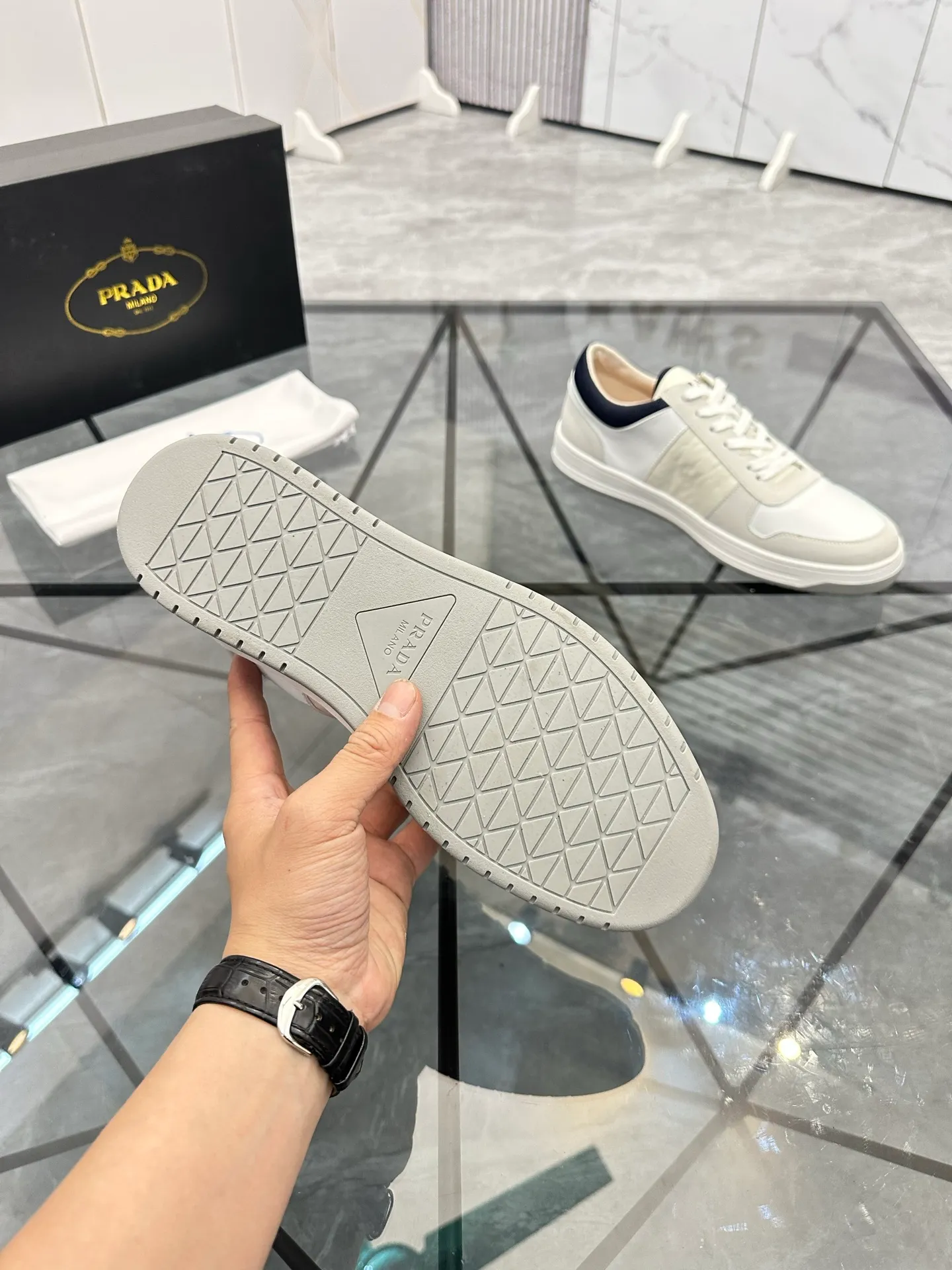 Men's shoes: 💰P420¥ Product trademark: Prada *"Prada*" low-top casual shoes Regular size: 38-44 (can be customized to 45) Product materials: imported cowhide upper with original fabric, breathable lining, original outsole. Number: 020
